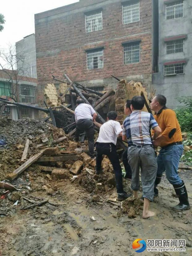 党员们排除危房险情