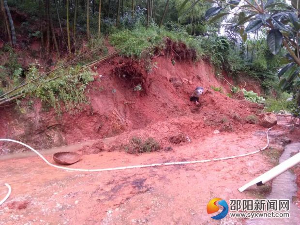 毛湘红家门前塌方