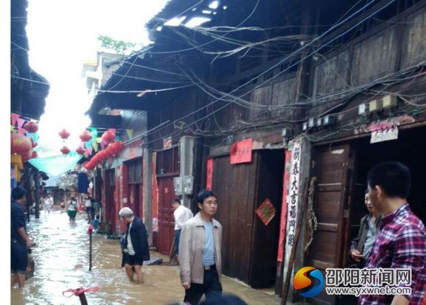 张永华(中)率队在辕门口办事处定市街淌水疏散群众