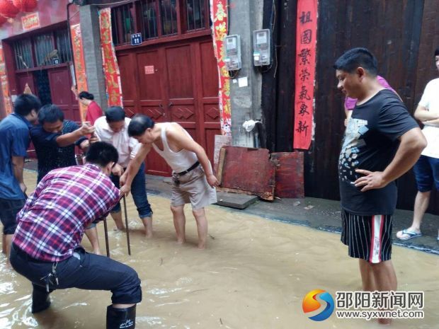 武冈市卫生计生局工作人员在辕门口办事处定市街排涝抢险