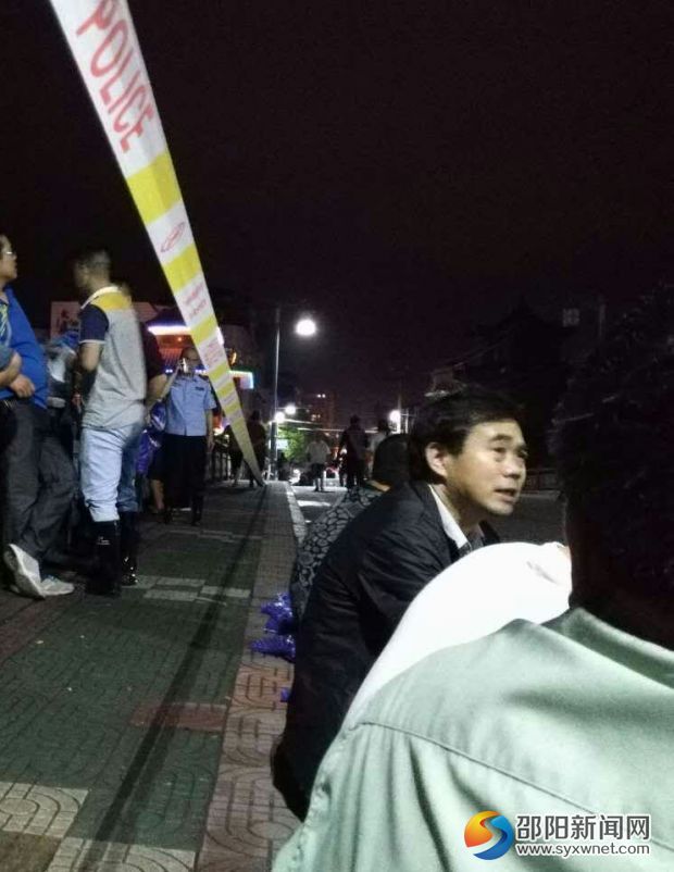 夜幕降临,张永华仍在梯云桥上坚守岗位,密切关注汛情