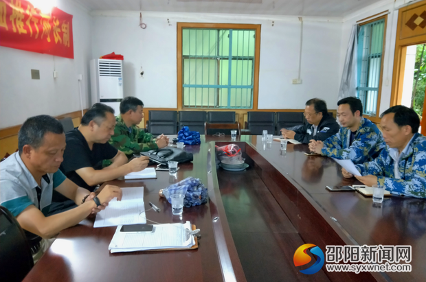 图为灌区管理局领导现场会商,备战洪峰。