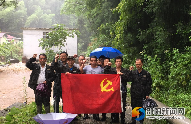 图为红旗水利工程管理站抢险分队完成任务后重温入党誓词。