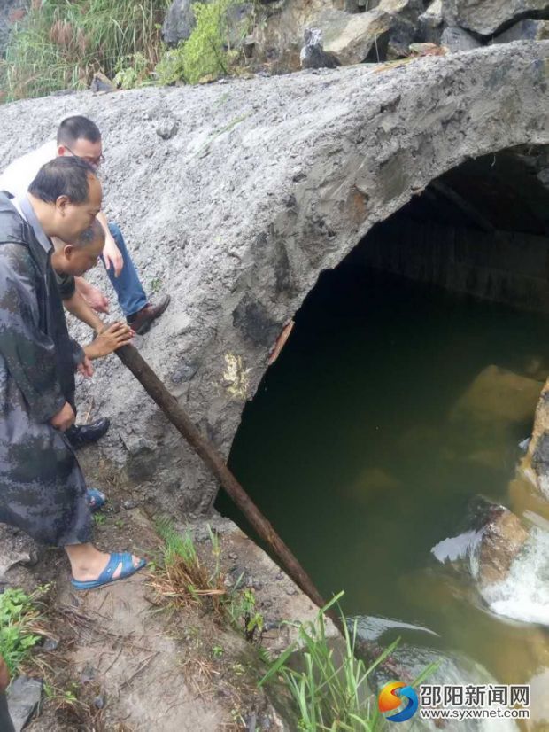 查看险情——渠道输水严重阻塞