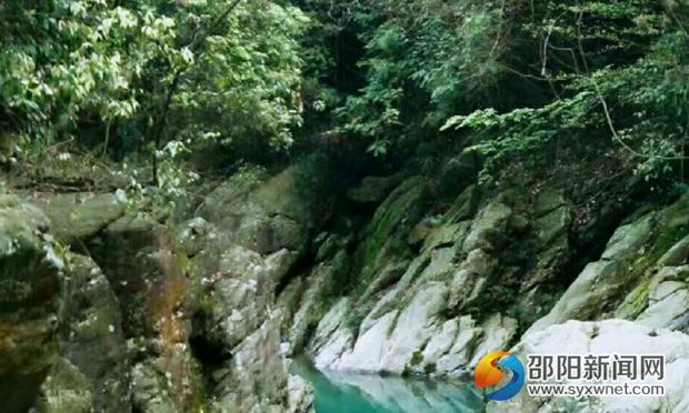 峡谷窄处须攀岩