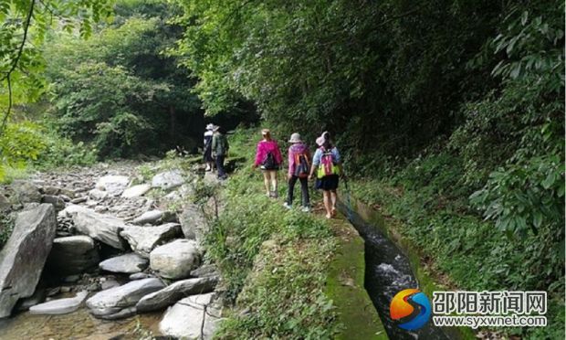 峡谷探险旅游的驴友 (2)