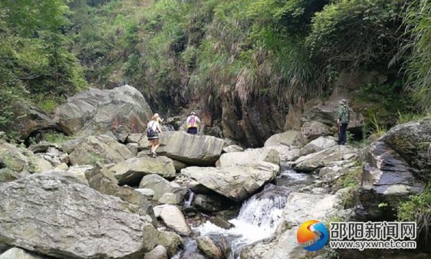 峡谷探险旅游的驴友