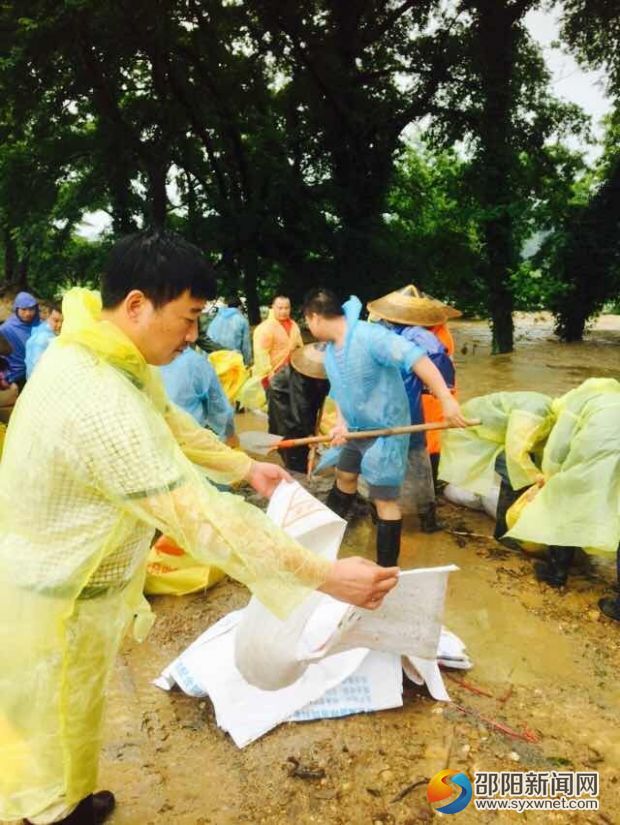 干部群众抢修河堤
