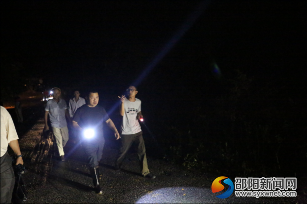 副县长张晓忠连夜赶赴白毛坪抢通道路