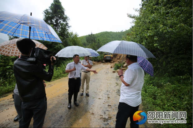 副县长张晓忠在长安营指导交通抢险
