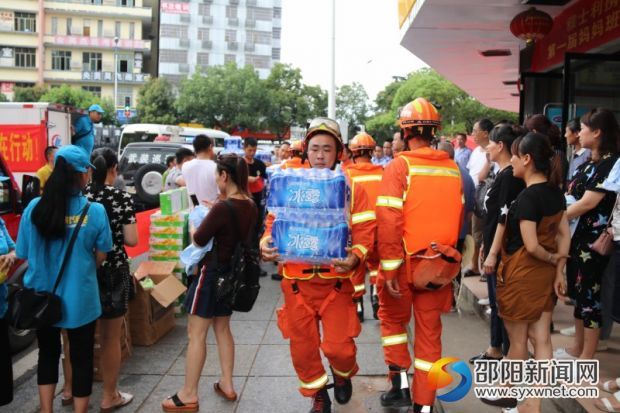 conew_一线消防战士领取慰问物资2