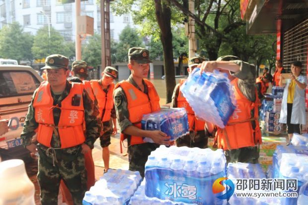 conew_一线武警战士领取慰问物资4