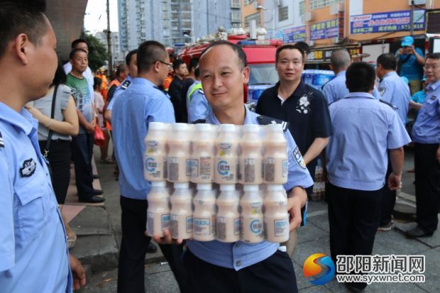 conew_一线公安民警领取慰问物资1