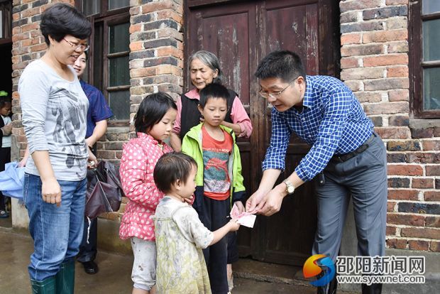 为贫困学生送上爱心助学金