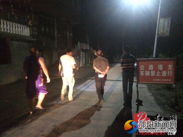 纪检干部深夜巡查