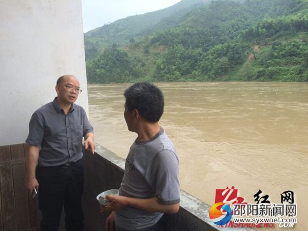 县纪委书记邹功树劝说临河居民撤离