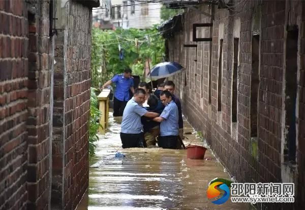 武冈公安干警在辕门口办事处紧急救群众