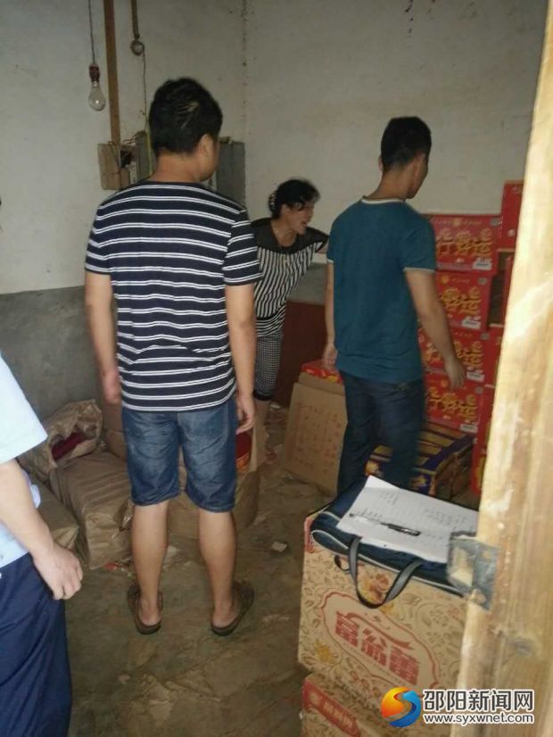 执法人员查处烟花爆竹非法点
