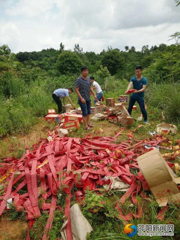 集中销毁非法烟花爆竹