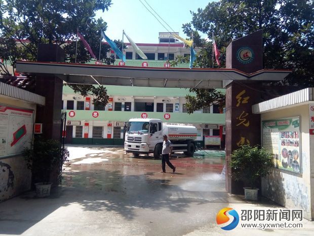 武冈市红光小学为洪涝漫水区域,水退后及时进行消毒冲洗