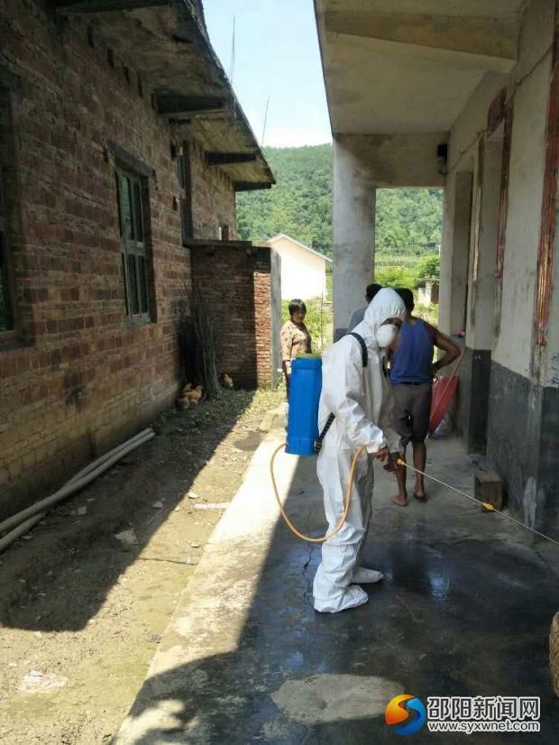医疗卫生工作人员进村入户,进行防疫消毒