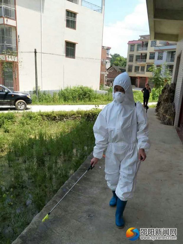 基层医疗卫生人员在院落防疫消毒,不留死角