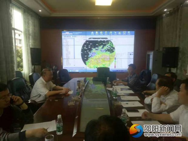 图为县委书记罗建南了解气象服务工作