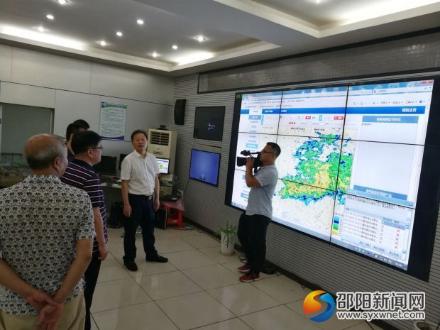 图为副县长唐承威在县气象局调度气象服务工作