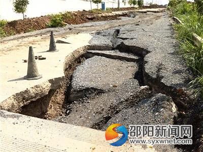 S317环城路牛轭塘村段发生滑坡1