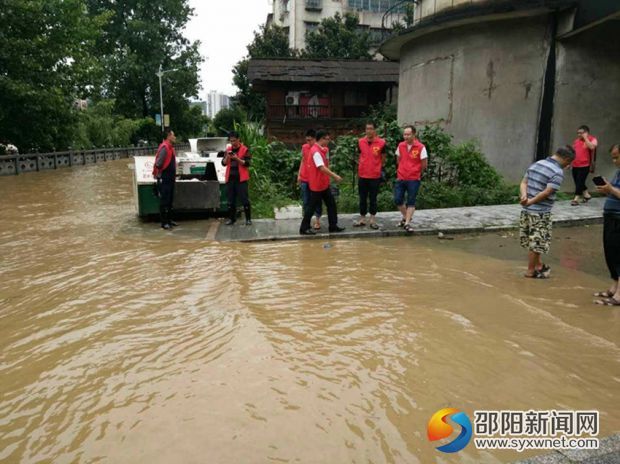 该院干警在劝导、疏散群众
