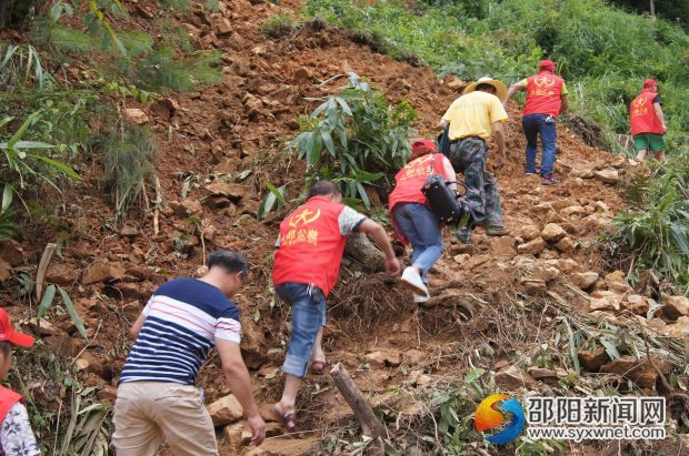 志愿冒险前行勘查灾情