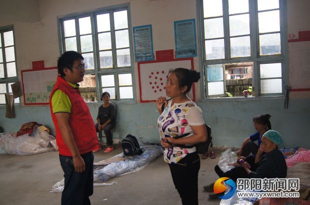 期待救助的灾民