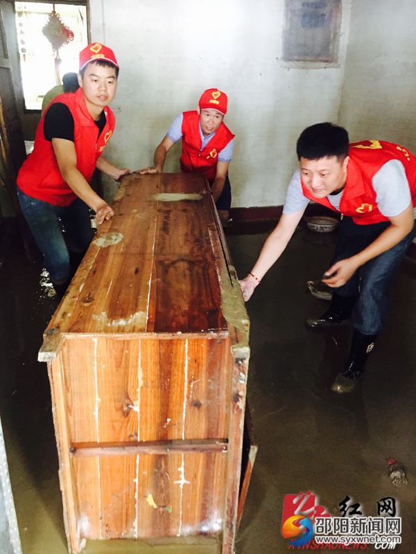 志愿者为受灾群众搬家具