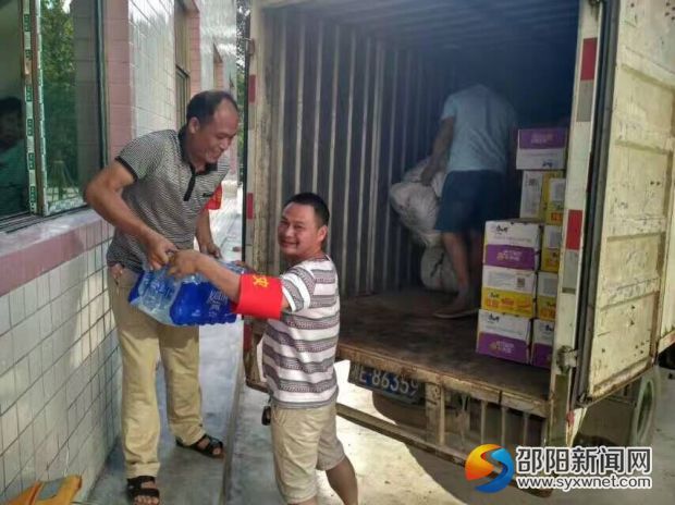 工作人员在搬运物资