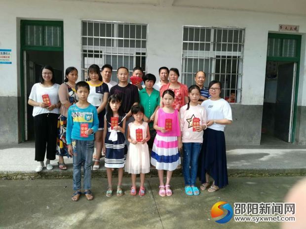 村领导与优秀师生代表合影