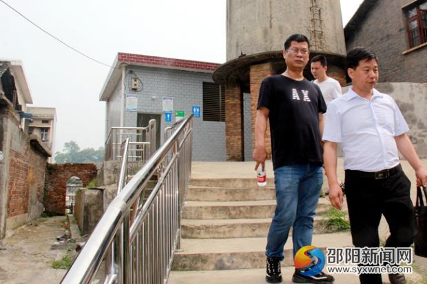新改造的公厕和加建的不锈钢护栏