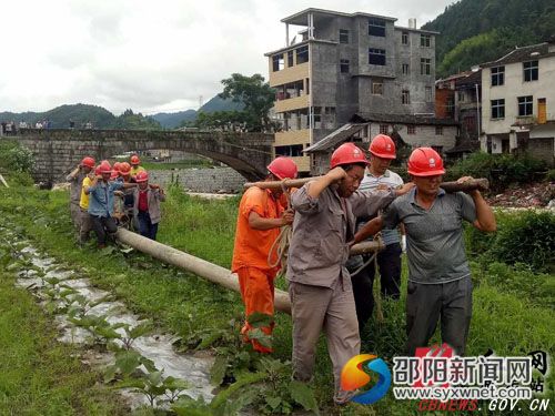 3汀坪供电所在五团镇一居委会新立电杆