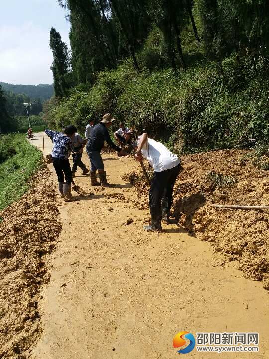 新家桥村民正在清理山体滑坡道路