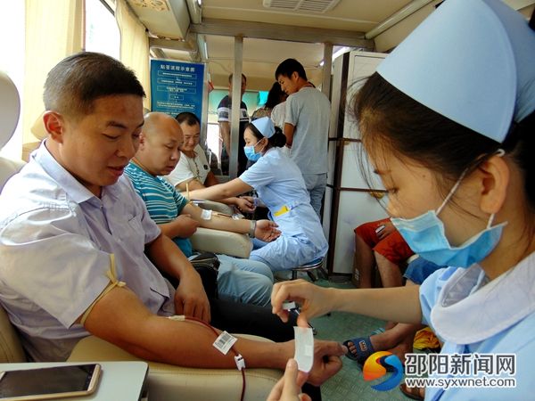 镇党委书记苏巧威(左一)率先献血