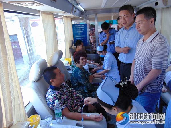镇党委书记苏巧威(右一)与副镇长姚旭鹏(右二)在采血车上看望献血入党积极分子