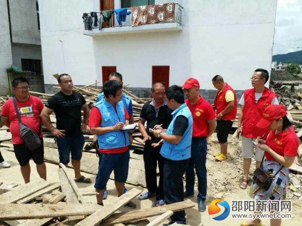 图为壹基金和新宁大邵在灾区核实灾情