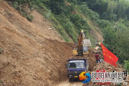 城步公路局奋力抢通公路塌方。杨迪敏摄