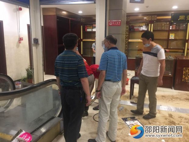conew_市局唐发建副调研员到步步高超市了解受灾情况