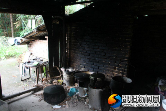 邹玥家的厨房。
