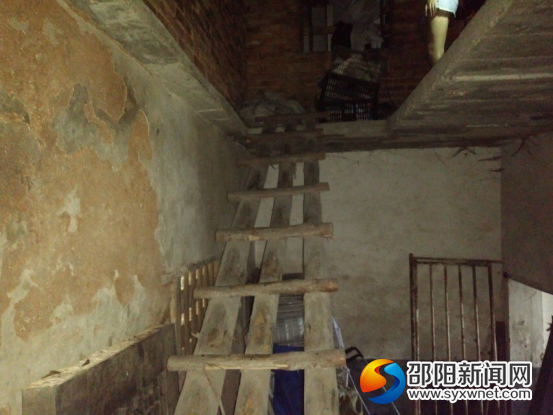邹玥家的楼梯。