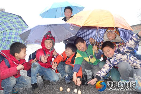 一、隆回县雨山中心学校的学生，在研究鸡蛋竖起来的秘密。DSC02499
