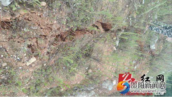 新邵县潭溪镇檀山村山体开裂现场