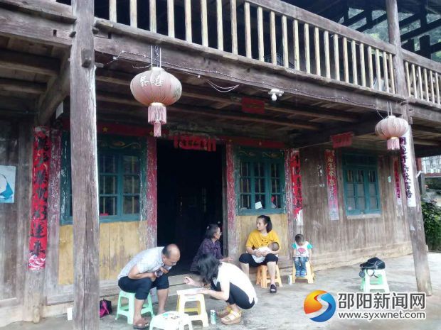 我们脱家带口，只为搞好扶贫。
