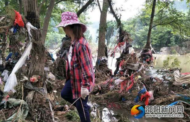 洪水过后西洋江镇河边景象