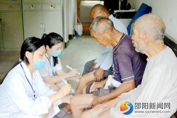 老人们体验艾灸